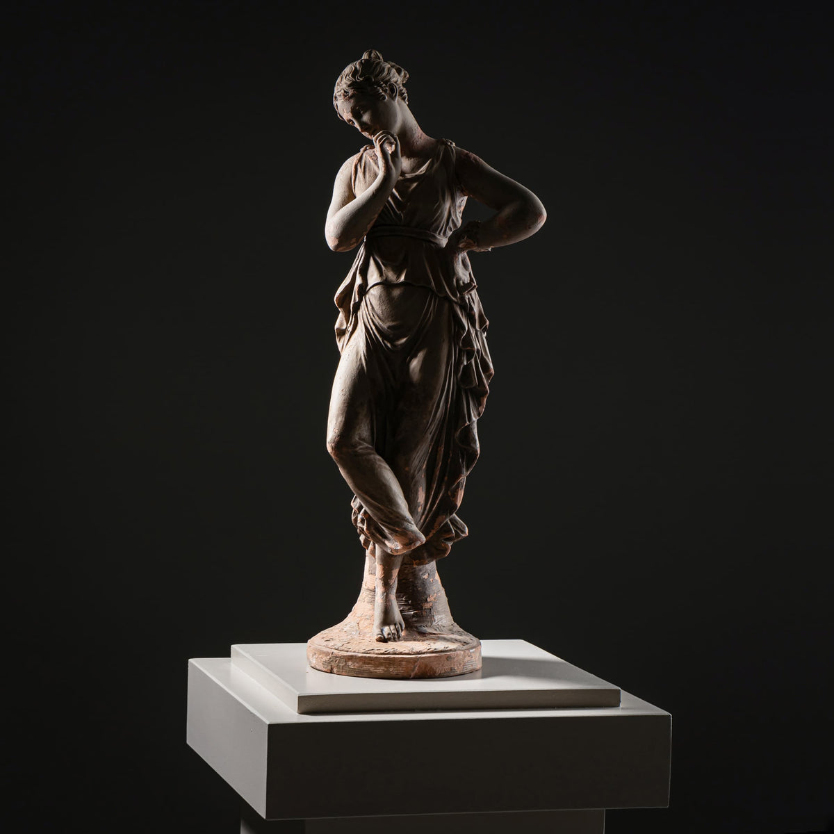 Terrakotta Tänzerin mit Finger am Kinn nach Antonio Canova, 19. Jahrhundert