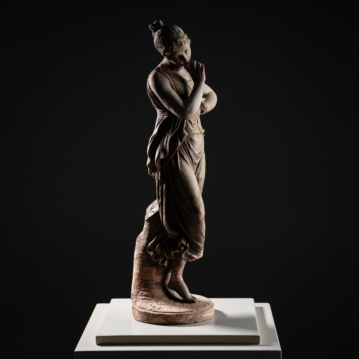 Terrakotta Tänzerin mit Finger am Kinn nach Antonio Canova, 19. Jahrhundert