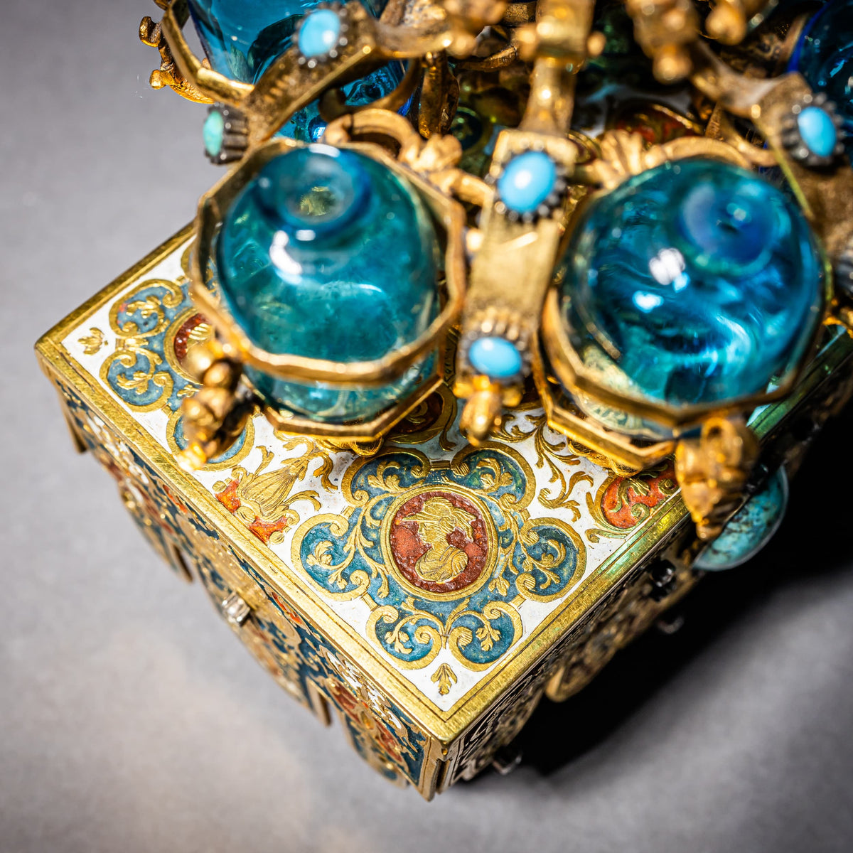 Sänfte mit Parfumflakons, Goldschmiedearbeit in der Art von Johann Melchior Dinglinger, wohl Sachsen, um 1700
