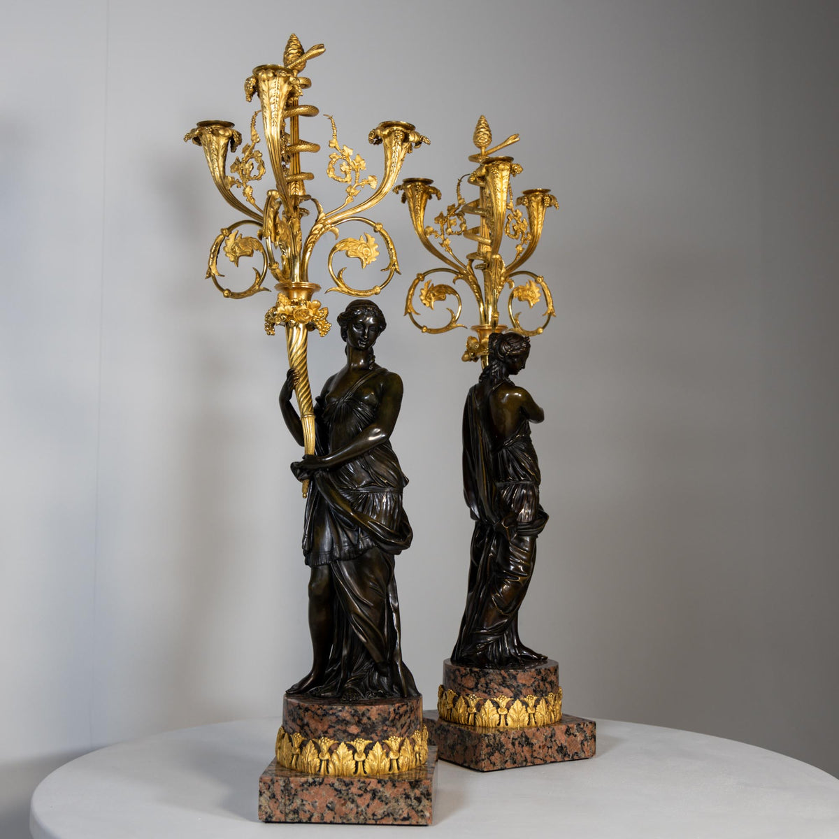 Paar Napoleon III feuervergoldete Bronzekandelaber, gestempelt Raingo Frères, Frankreich, Mitte 19. Jahrhundert