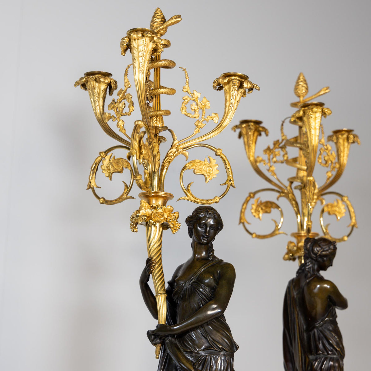 Paar Napoleon III feuervergoldete Bronzekandelaber, gestempelt Raingo Frères, Frankreich, Mitte 19. Jahrhundert