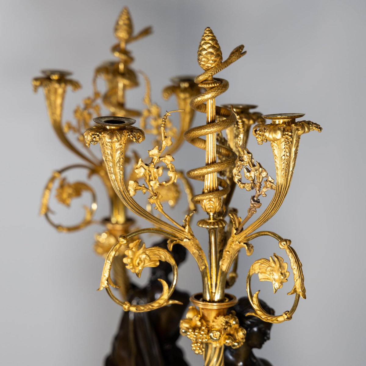 Paar Napoleon III feuervergoldete Bronzekandelaber, gestempelt Raingo Frères, Frankreich, Mitte 19. Jahrhundert