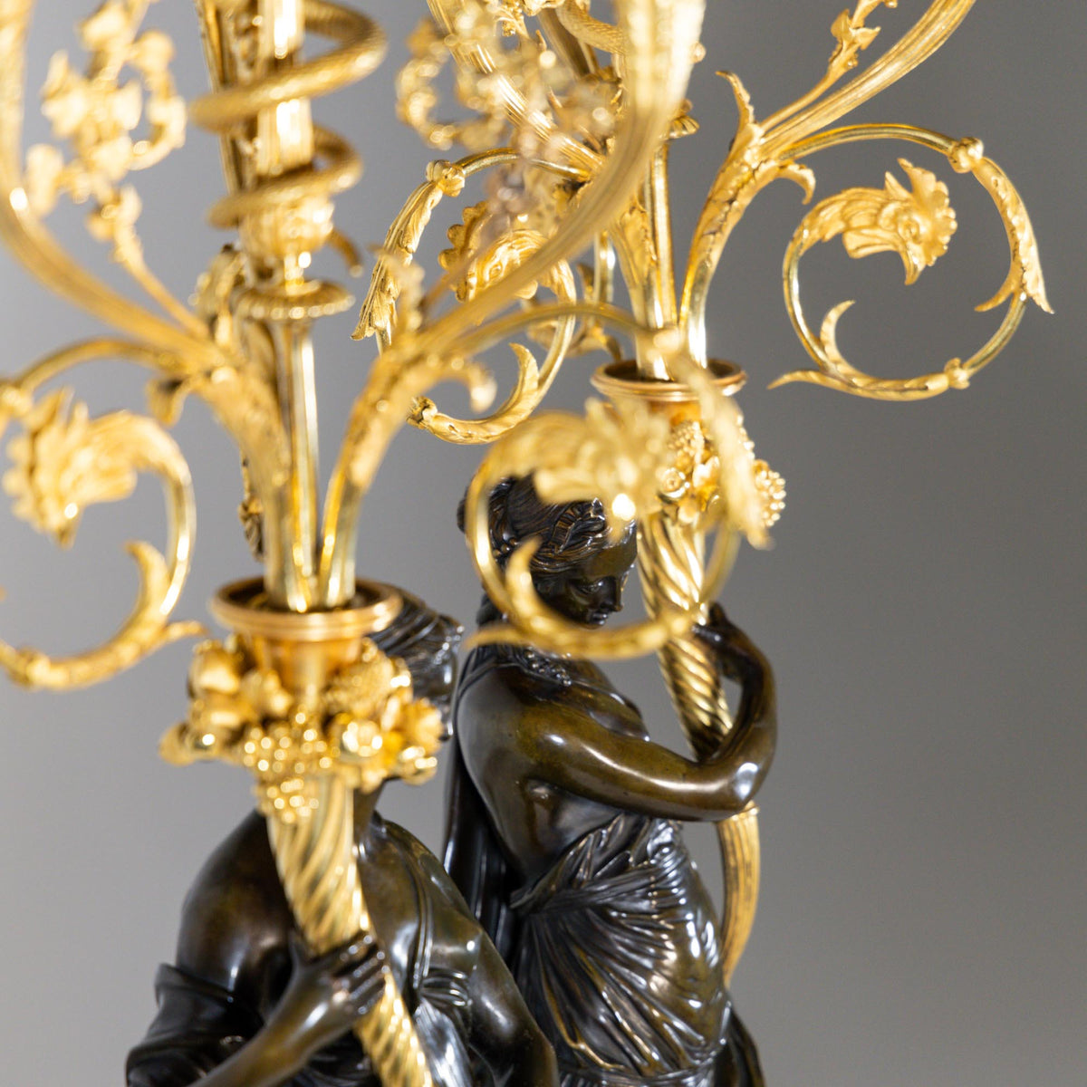 Paar Napoleon III feuervergoldete Bronzekandelaber, gestempelt Raingo Frères, Frankreich, Mitte 19. Jahrhundert