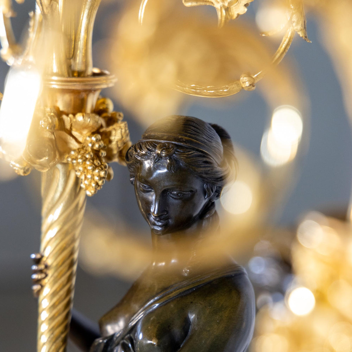 Paar Napoleon III feuervergoldete Bronzekandelaber, gestempelt Raingo Frères, Frankreich, Mitte 19. Jahrhundert