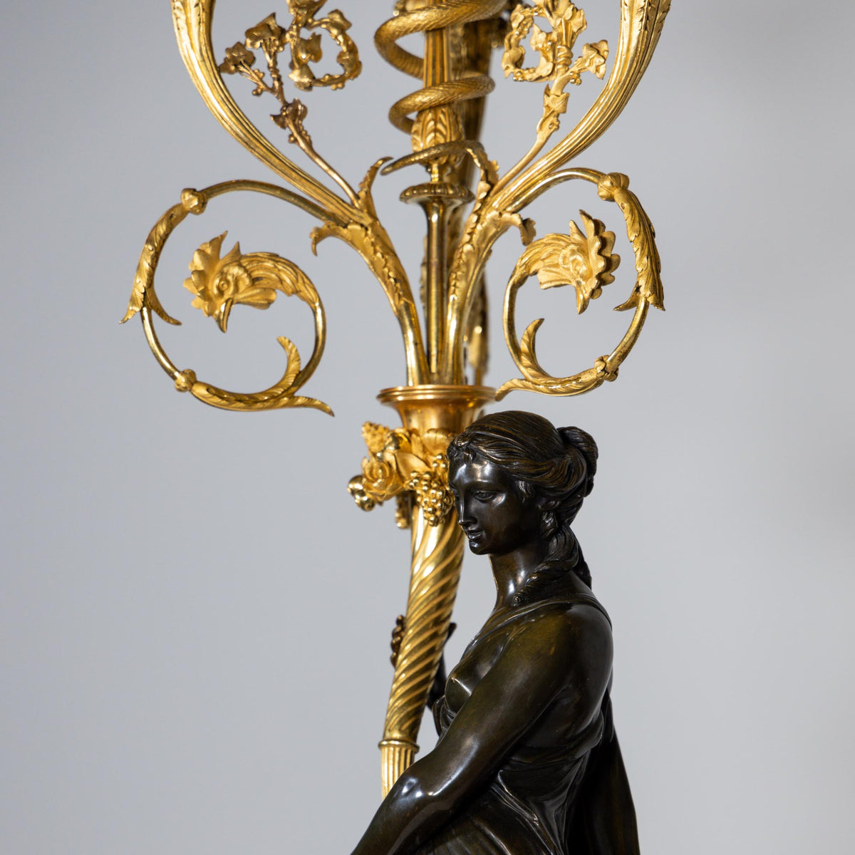 Paar Napoleon III feuervergoldete Bronzekandelaber, gestempelt Raingo Frères, Frankreich, Mitte 19. Jahrhundert