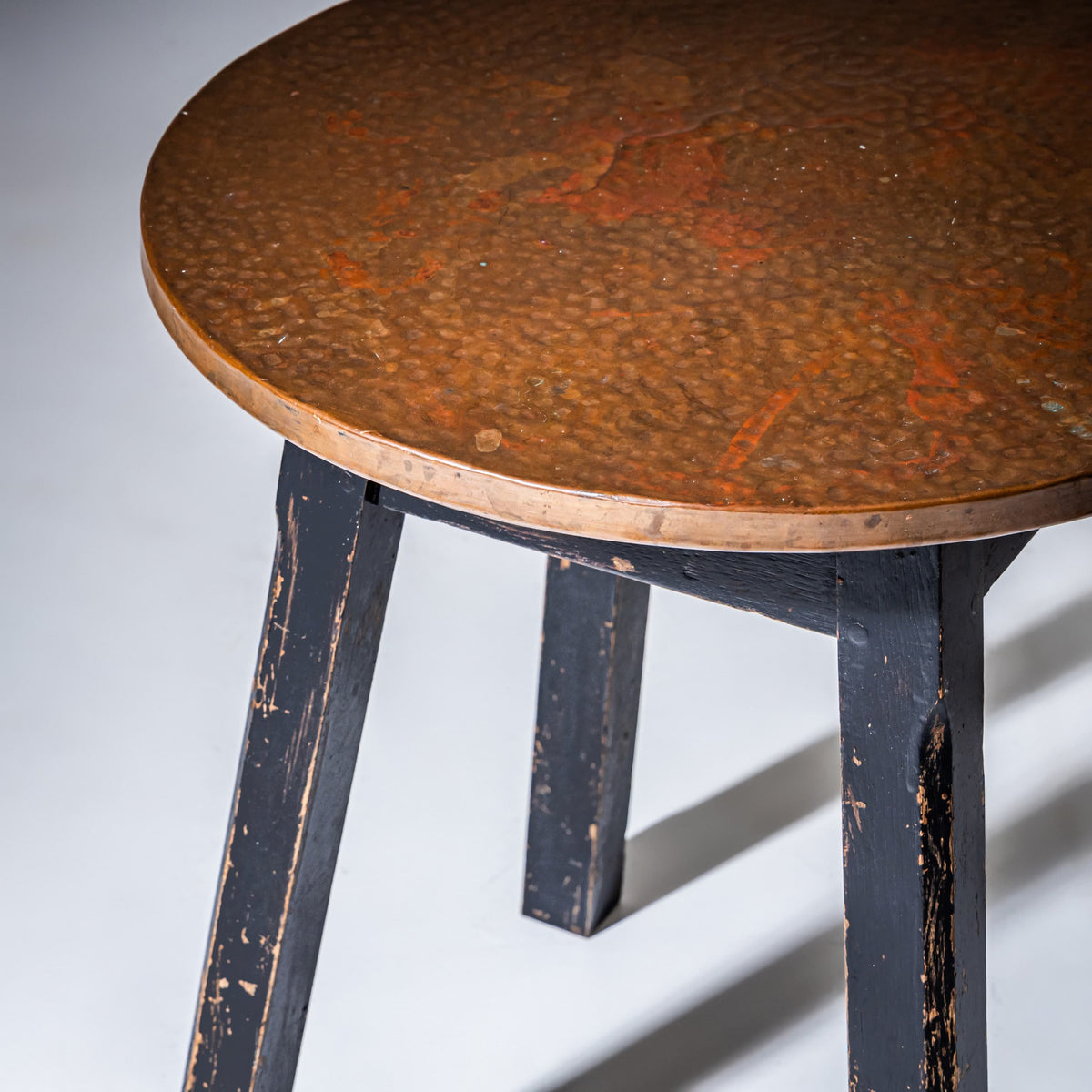 Kleiner Tisch oder Hocker mit Kupferplatte, Hudson, Dodsworth & Co., Manchester, 1. Hälfte 20. Jahrhundert