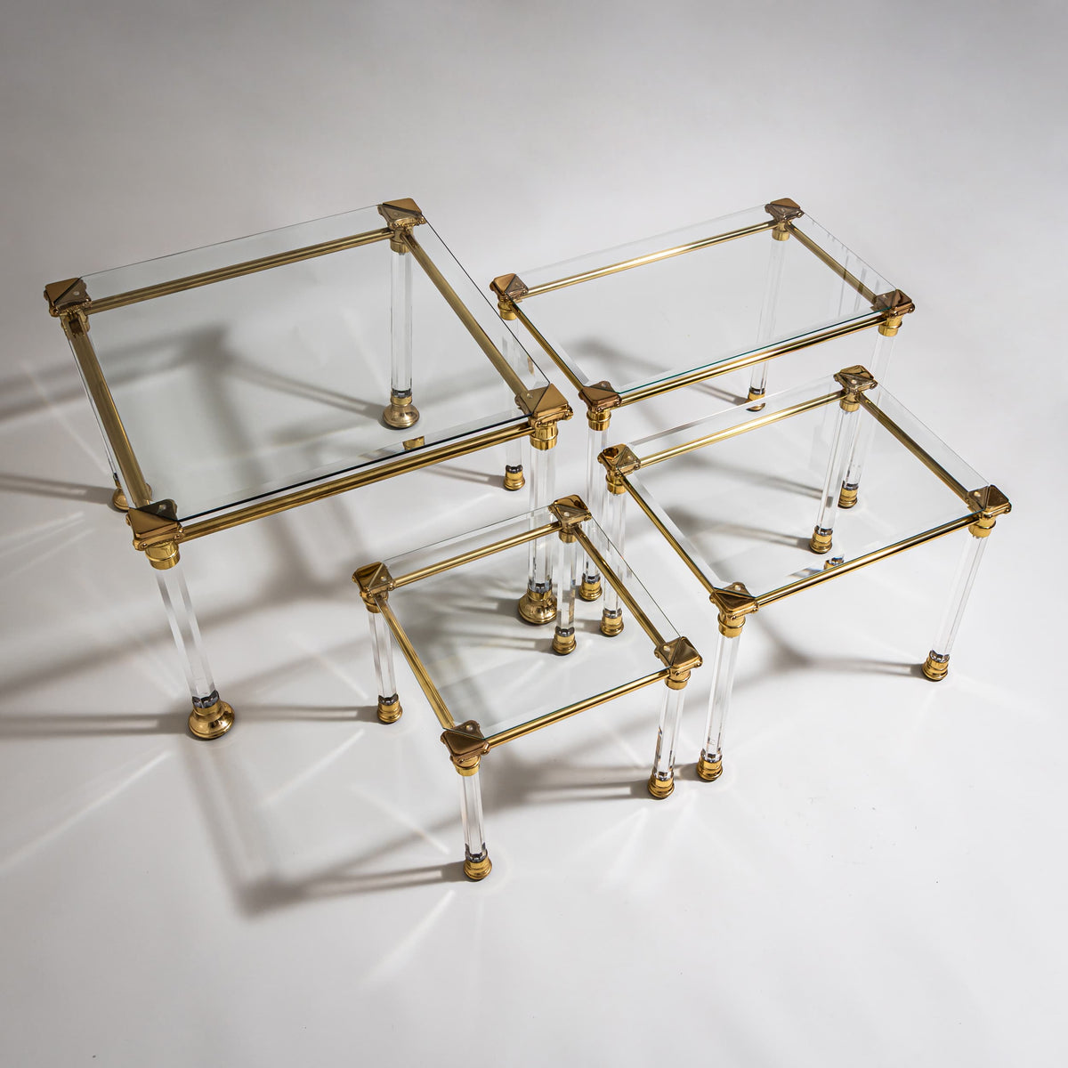 Zwei Couchtische aus Plexiglas und Messing, wohl Italien, Ende 20. Jahrhundert