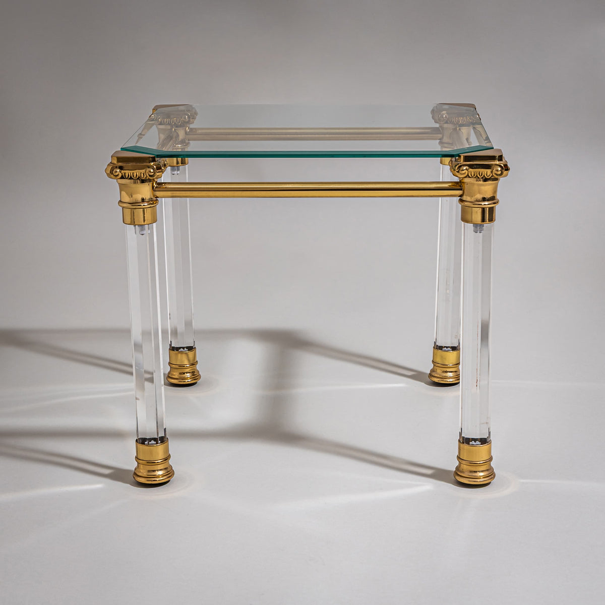 Zwei Couchtische aus Plexiglas und Messing, wohl Italien, Ende 20. Jahrhundert