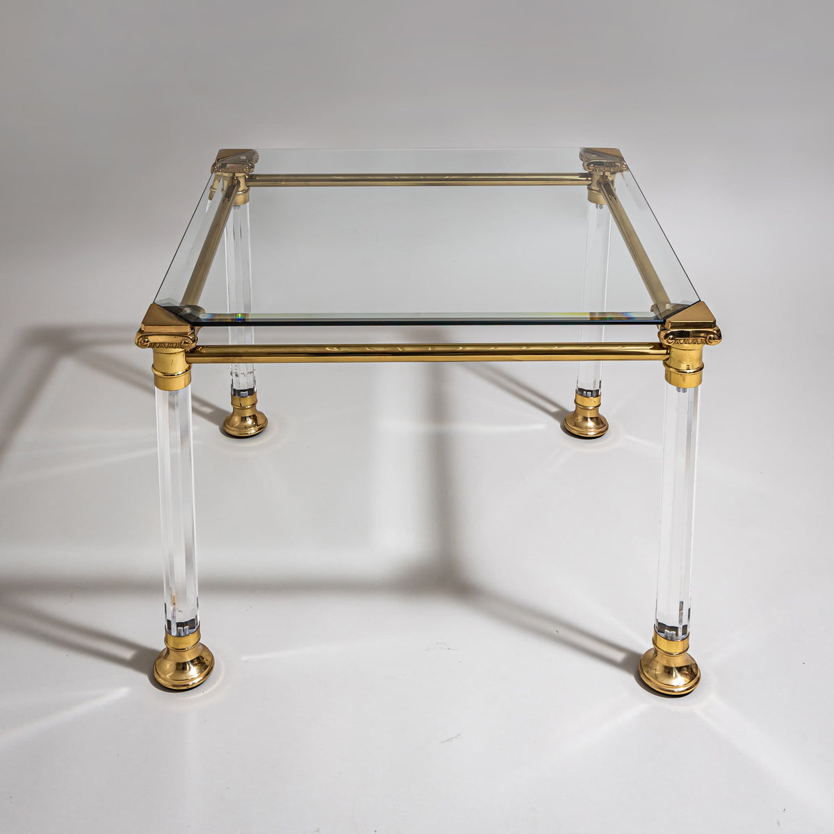 Zwei Couchtische aus Plexiglas und Messing, wohl Italien, Ende 20. Jahrhundert