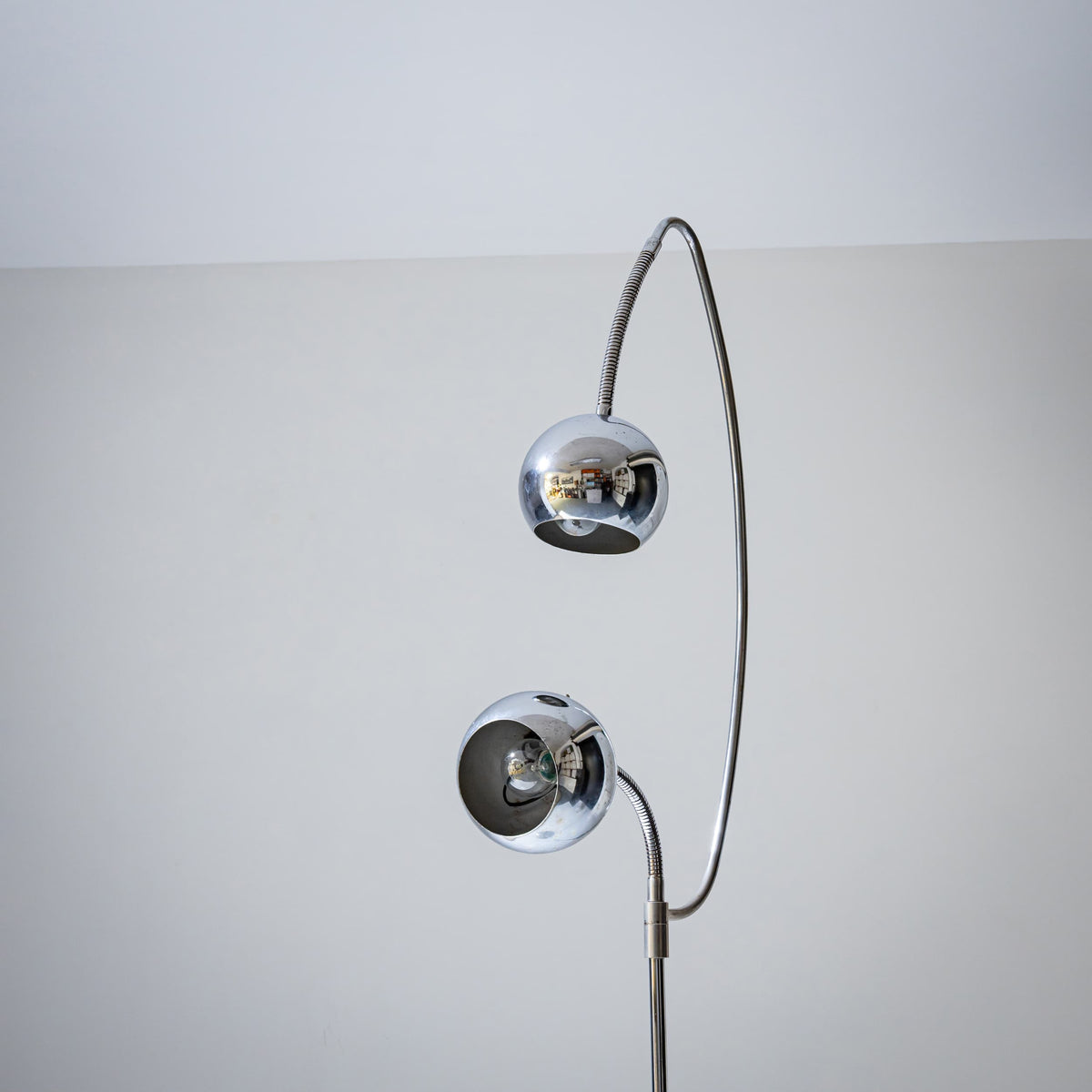 Verchromte Stehlampe, wohl Italien, Mitte 20. Jahrhundert