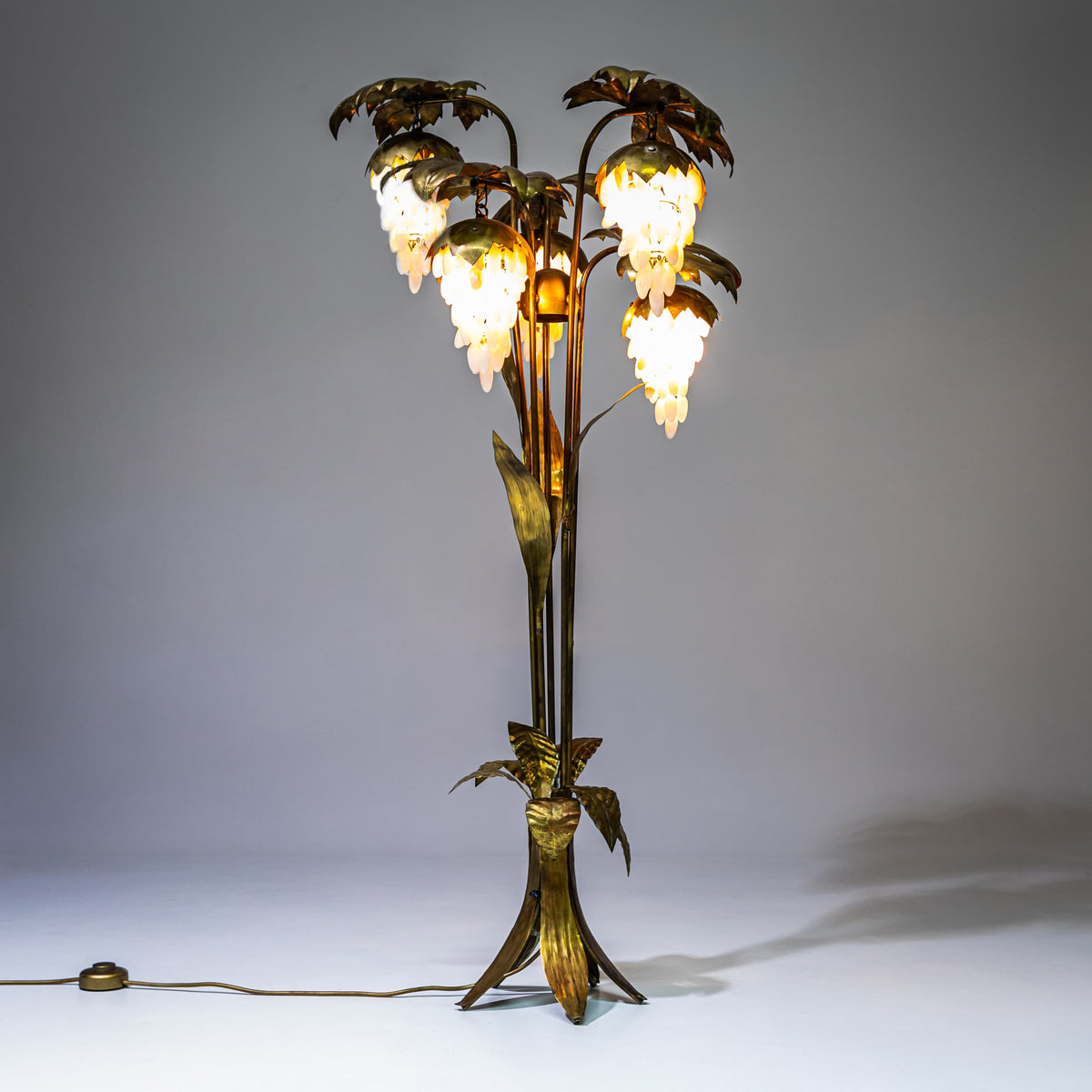 Stehlampe mit stilisierten Weinreben, Deutschland oder Spanien, Mitte 20. Jahrhundert