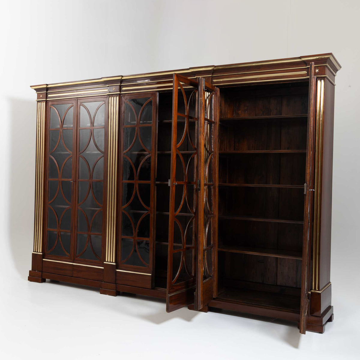 Großer Bibliotheksschrank mit Messingkanneluren, deutsch, um 1800