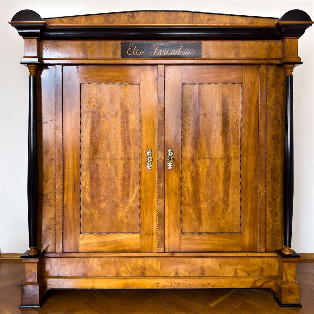 Großer Kleiderschrank im Biedermeier-Stil, datiert 1884