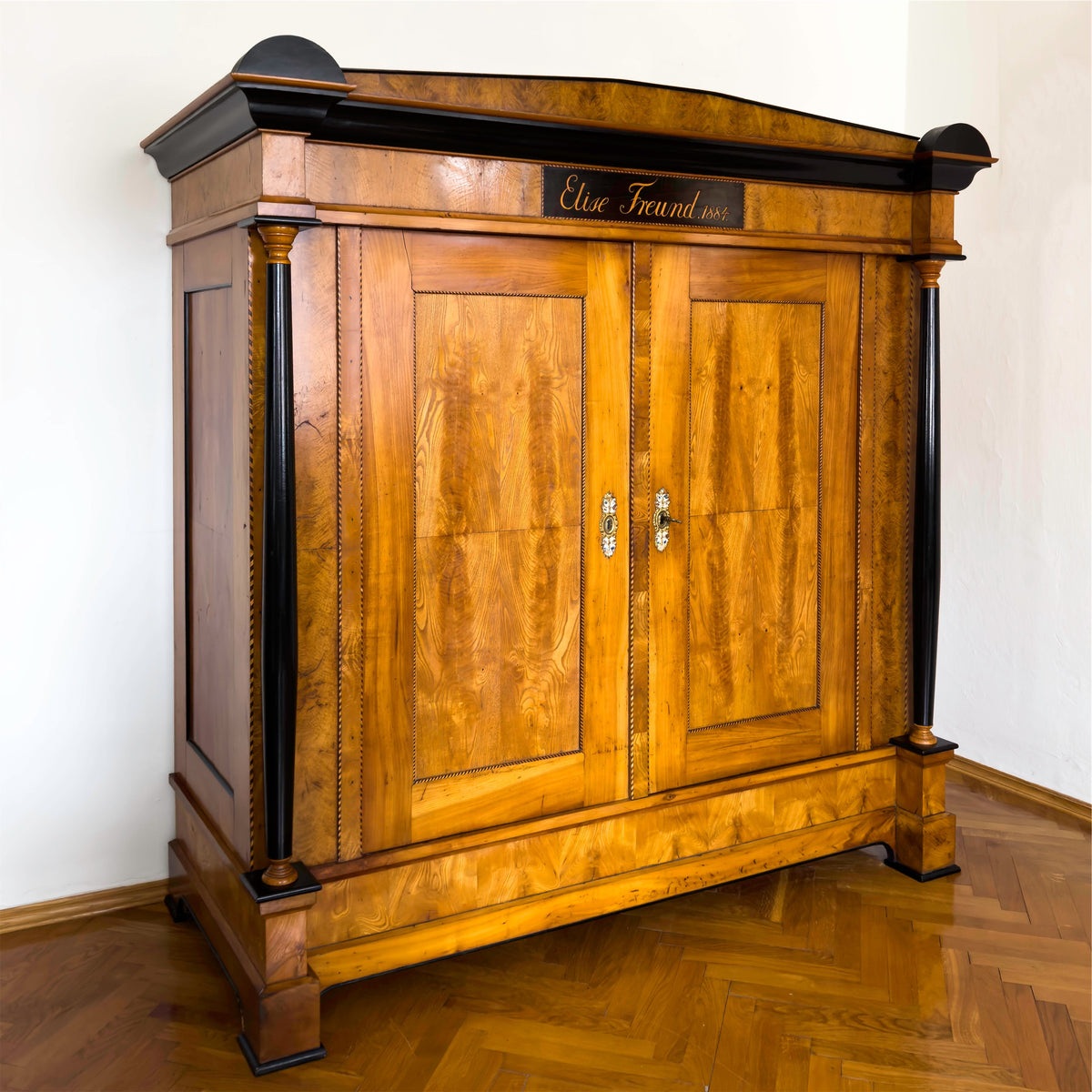 Großer Kleiderschrank im Biedermeier-Stil, datiert 1884