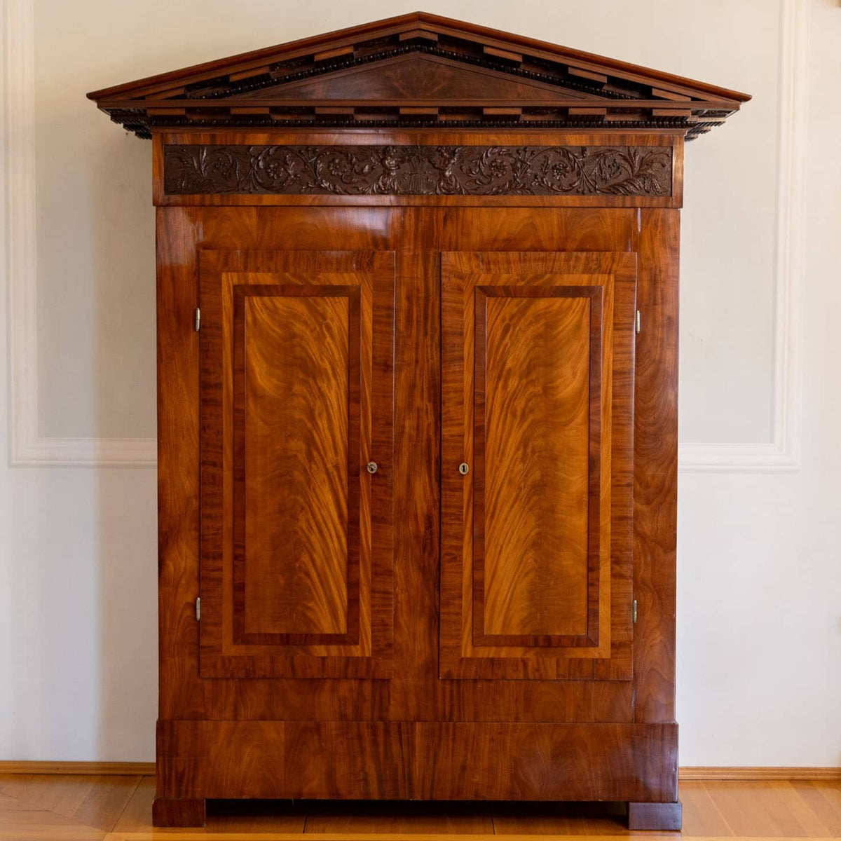 Klassizistischer Schrank, wohl Berlin Anfang 19. Jahrhundert