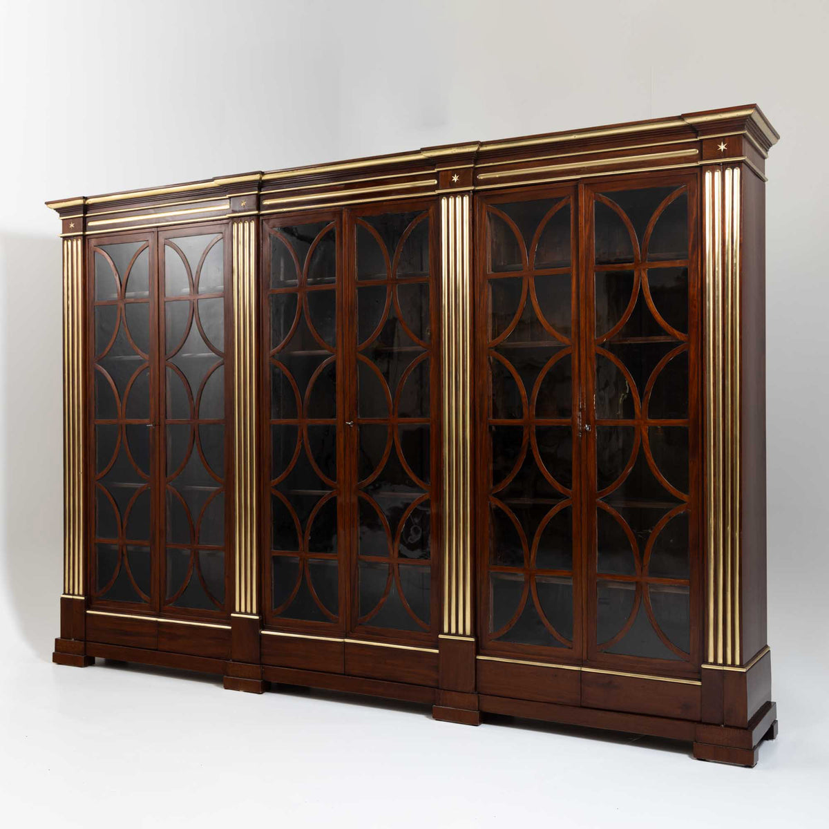 Großer Bibliotheksschrank mit Messingkanneluren, deutsch, um 1800
