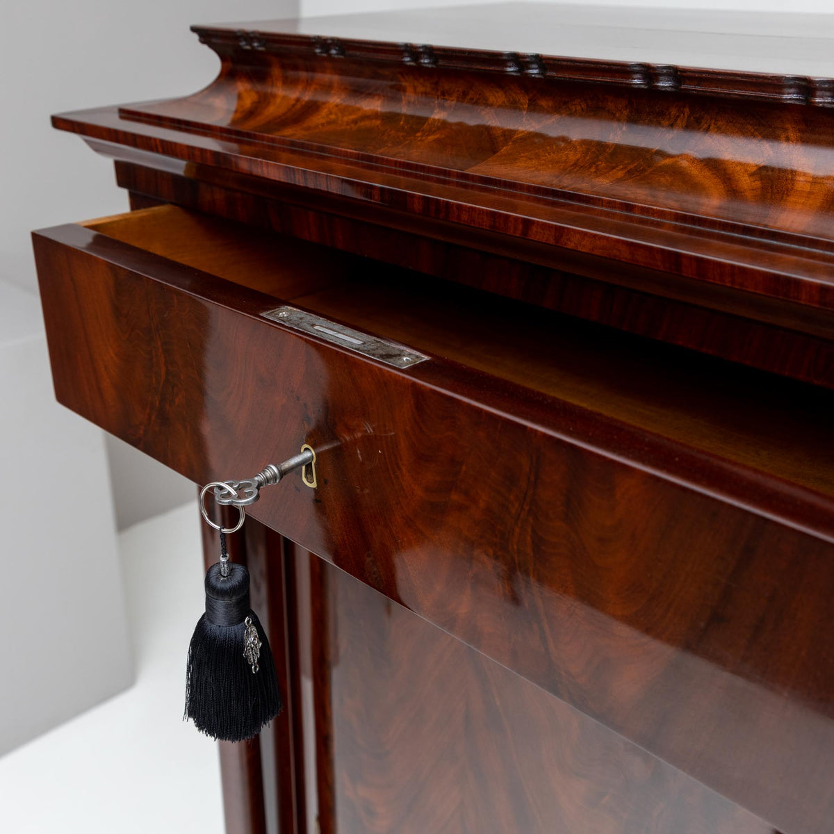 Biedermeier Pfeilerschrank, 1. Hälfte 19. Jahrhundert