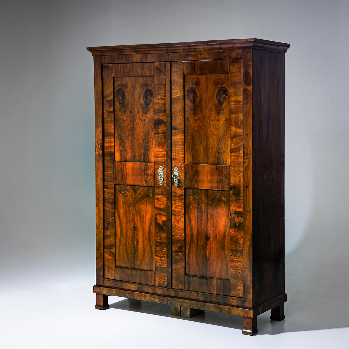 Biedermeier Schrank in Nussbaum, um 1830