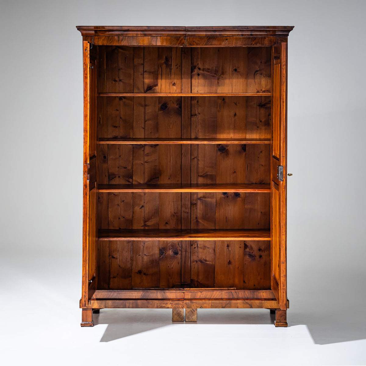 Biedermeier Schrank in Nussbaum, um 1830