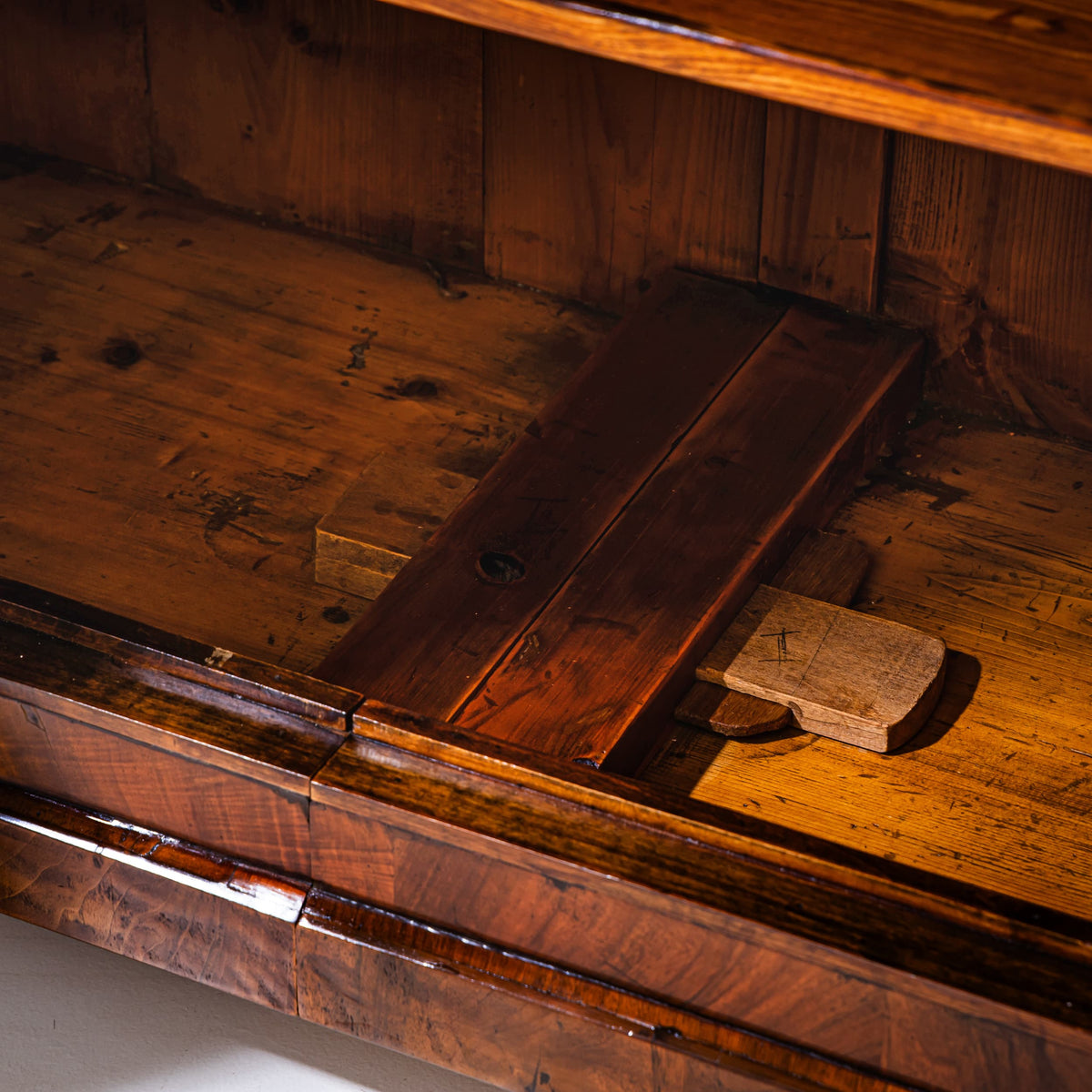 Biedermeier Schrank in Nussbaum, um 1830