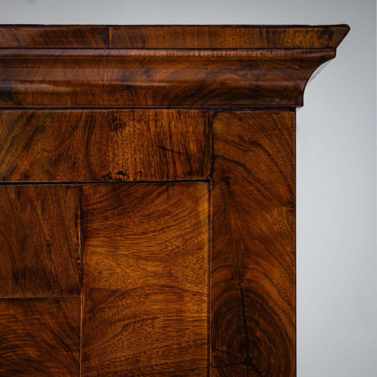 Biedermeier Schrank in Nussbaum, um 1830