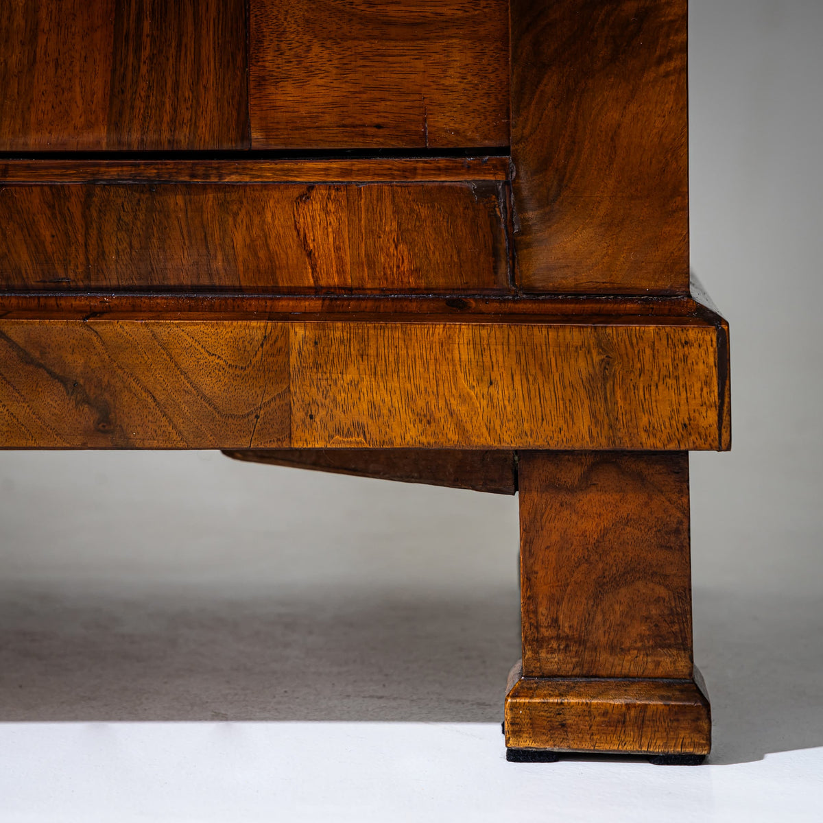 Biedermeier Schrank in Nussbaum, um 1830