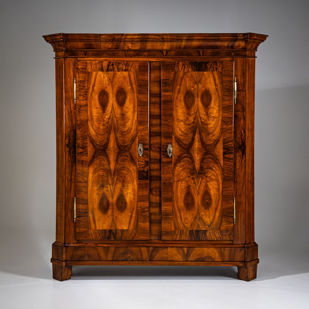 Barocker Kleiderschrank in Nussbaum, Schweiz, um 1800