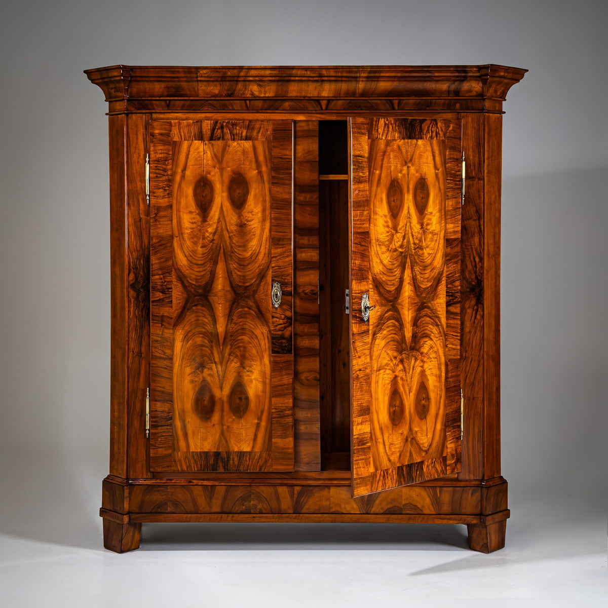 Barocker Kleiderschrank in Nussbaum, Schweiz, um 1800