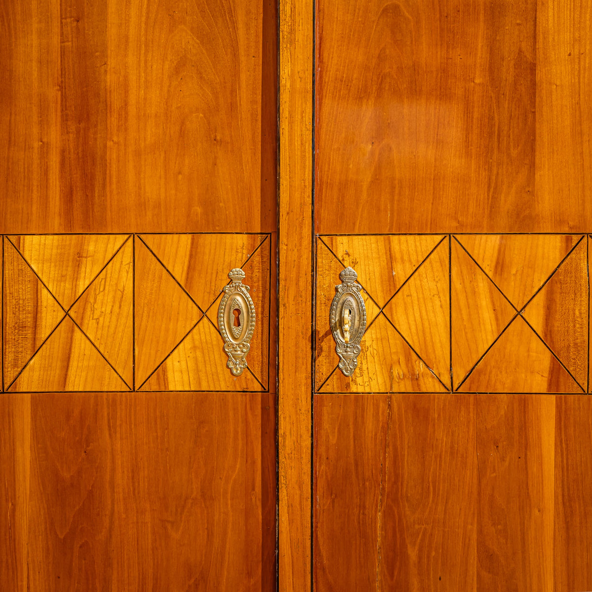 Biedermeier Schrank in Kirsche, Anfang 19. Jahrhundert