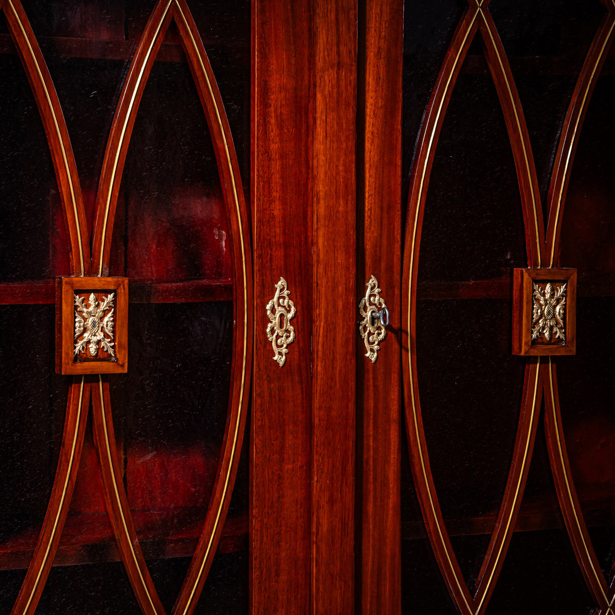 Bücherschrank im Empire-Stil, Ende 19. Jahrhundert