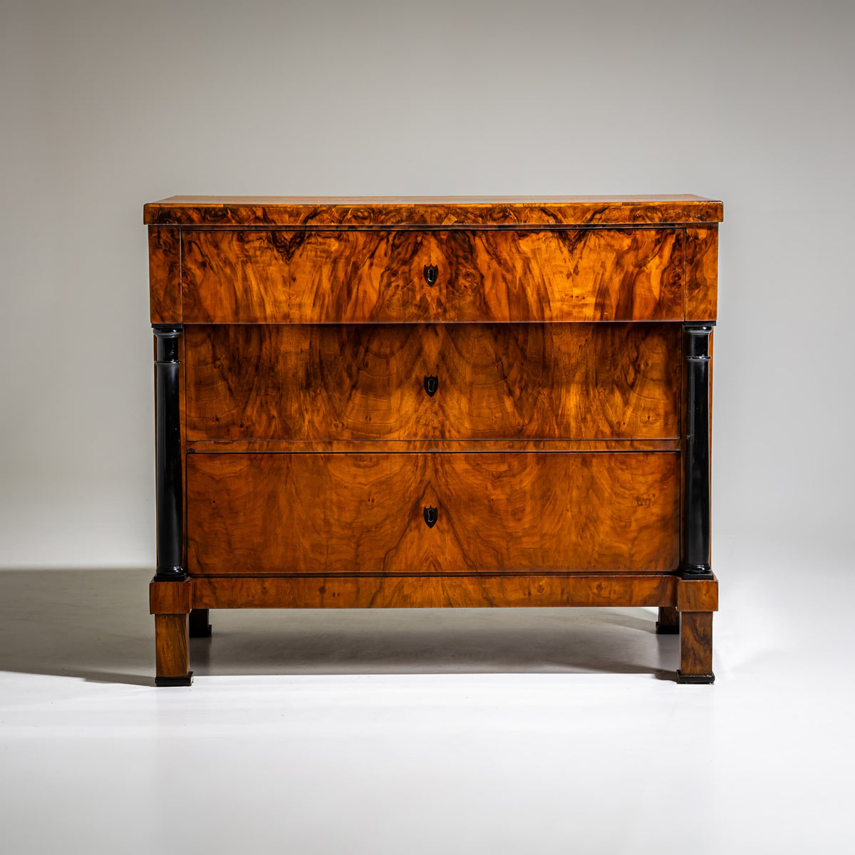 Biedermeier Kommode in Nussbaum, Deutsch, um 1820