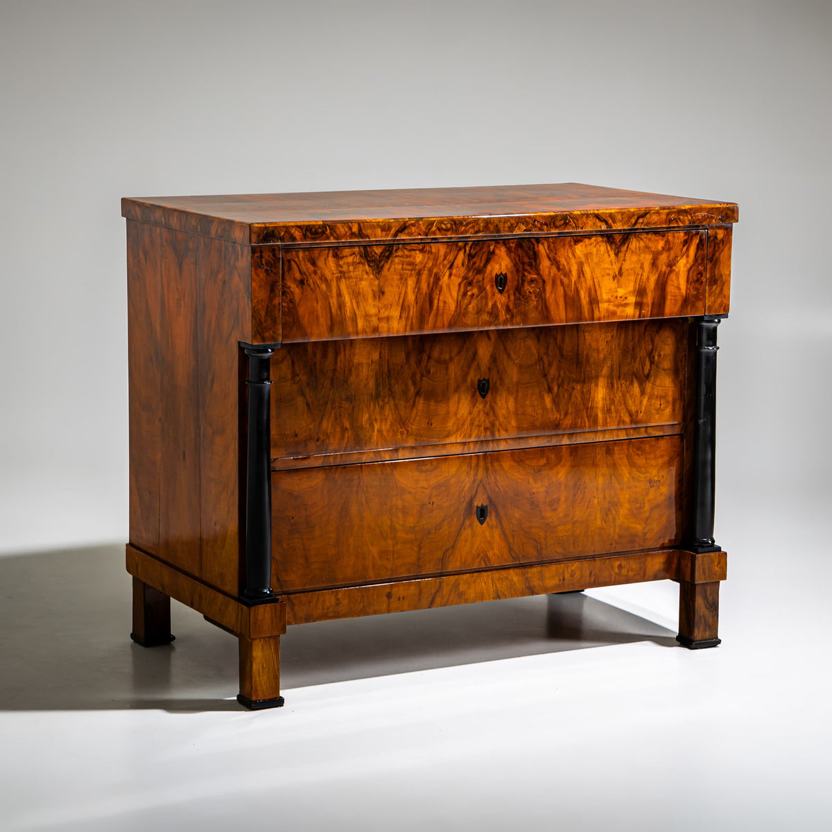 Biedermeier Kommode in Nussbaum, Deutsch, um 1820