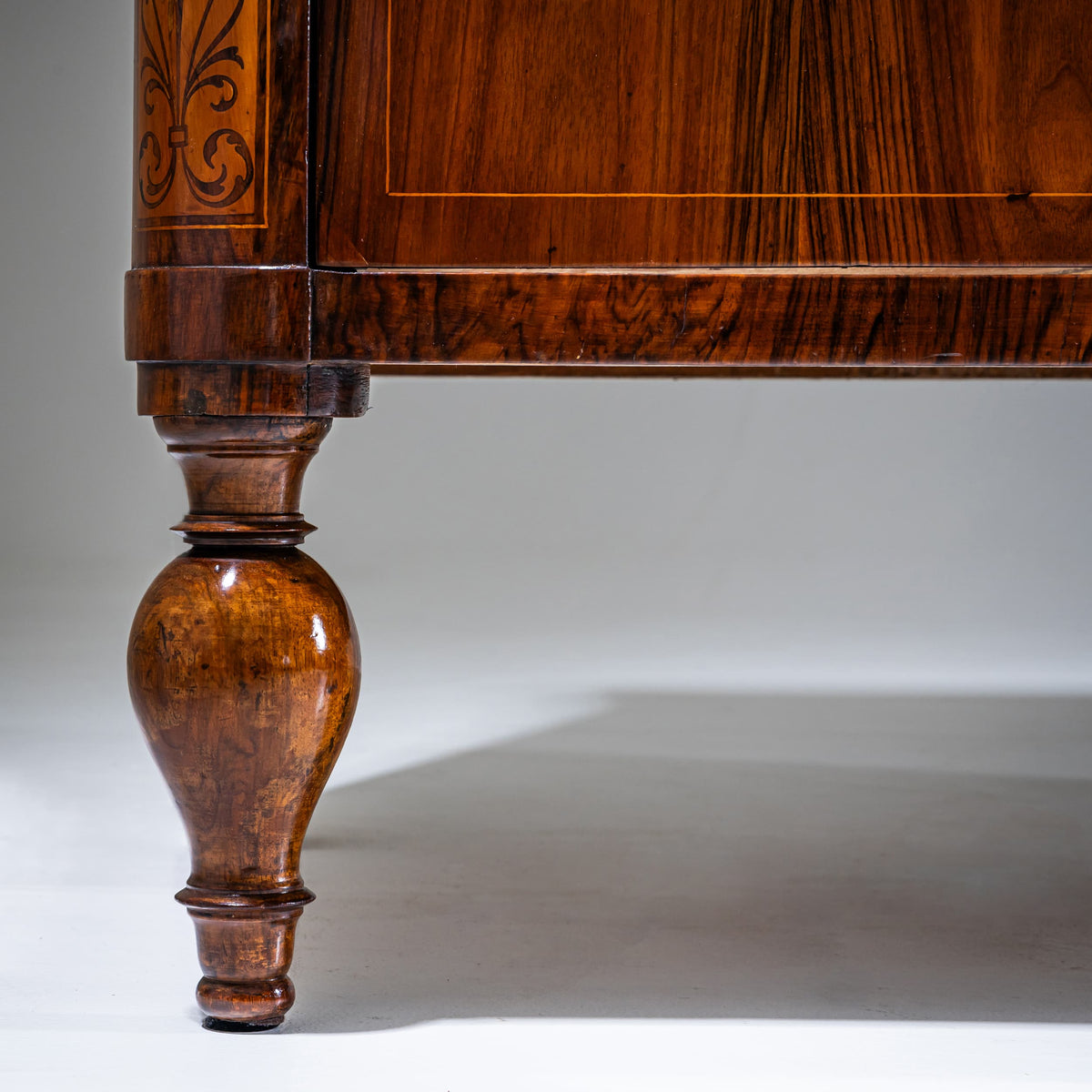 Biedermeier-Kommode mit Marketerie, Italien, 19. Jahrhundert