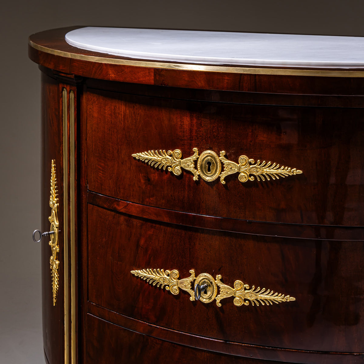 Klassizistische Demi-Lune-Anrichte, Nordeuropa, um 1780