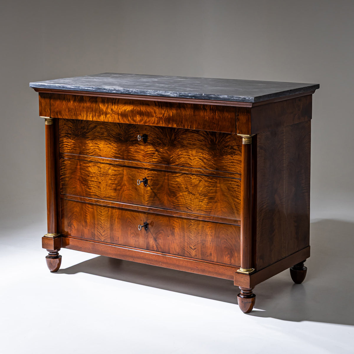Paar Kommoden mit Marmorplatten, Italien, Um 1820