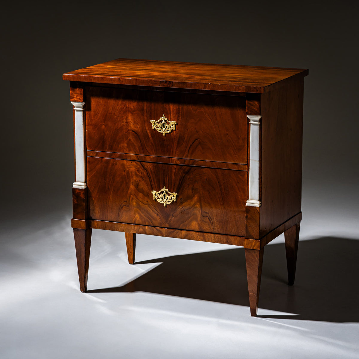 Frühe Biedermeierkommode mit Marmorpilastern, wohl Berlin, um 1800
