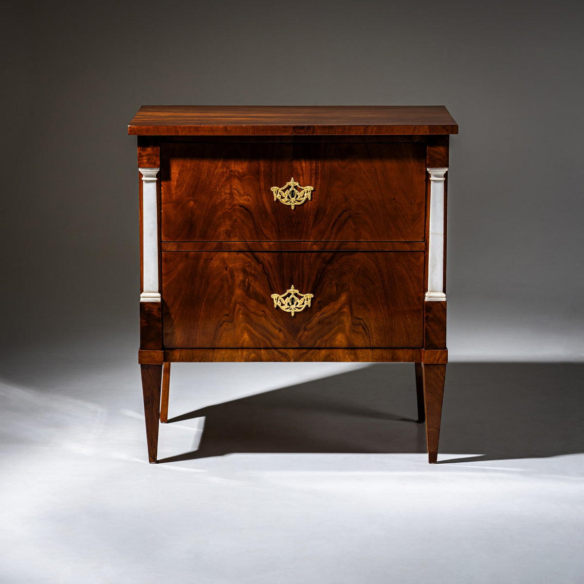 Frühe Biedermeierkommode mit Marmorpilastern, wohl Berlin, um 1800