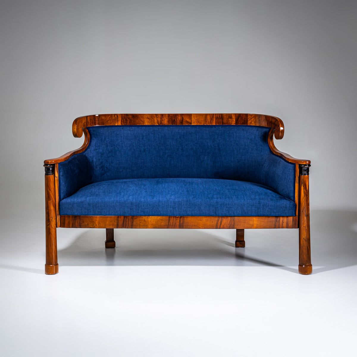Biedermeier-Sofa in Nussbaum, Österreich, um 1830
