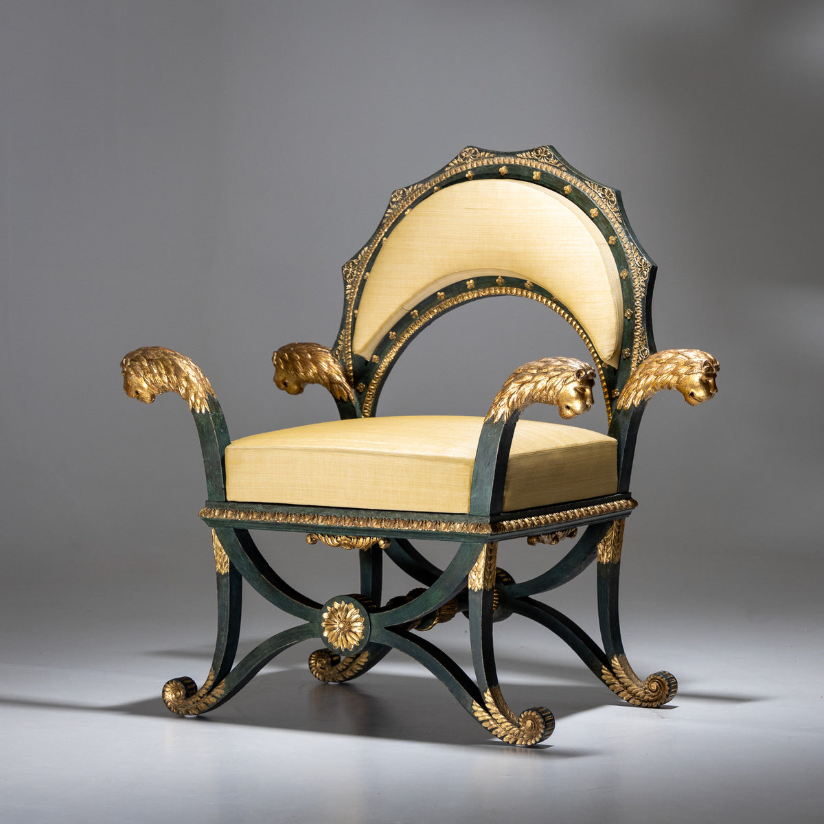 Empire Fauteuils ‘d’Officier’ mit Löwenköpfen, Budapest, circa 1805/10