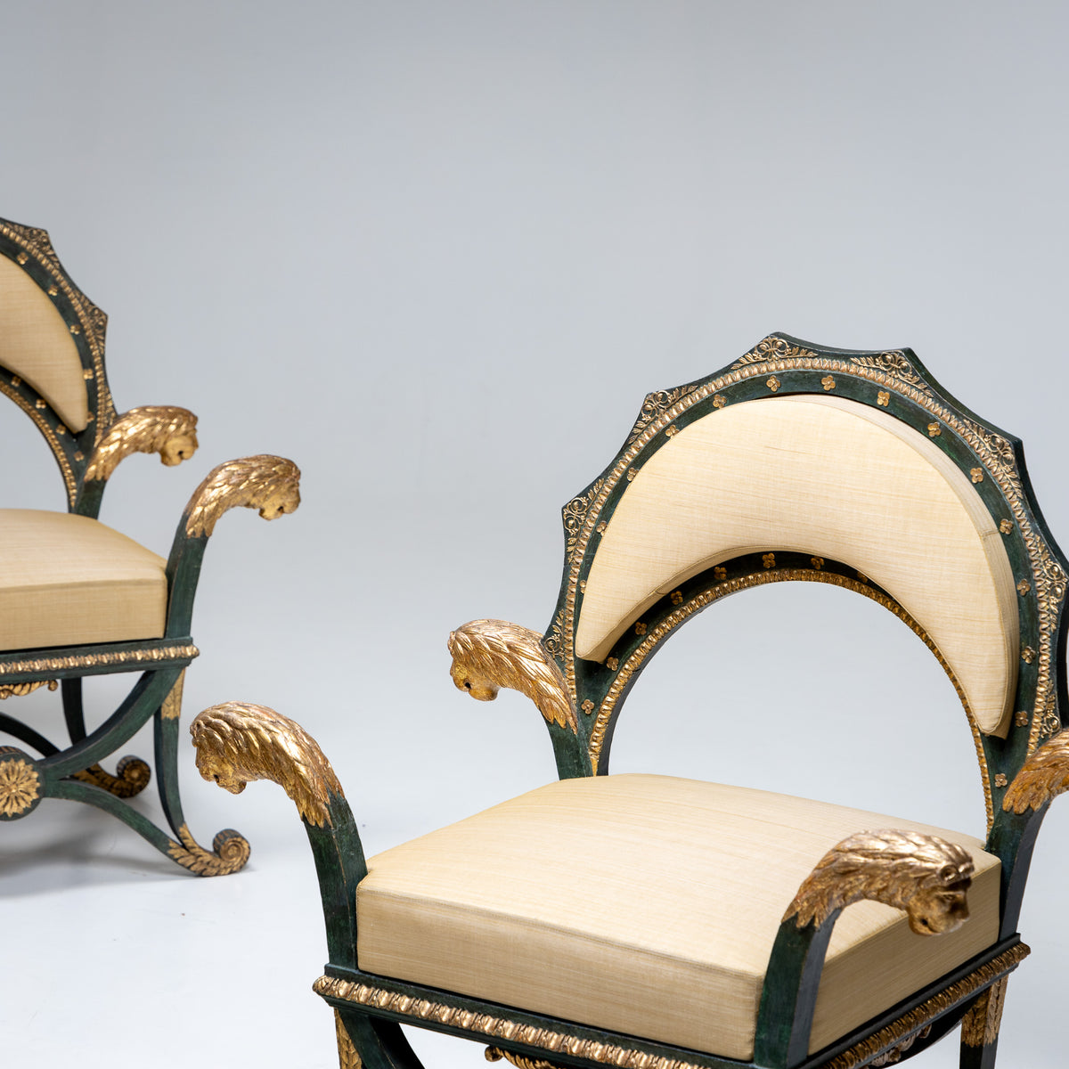 Empire Fauteuils ‘d’Officier’ mit Löwenköpfen, Budapest, circa 1805/10