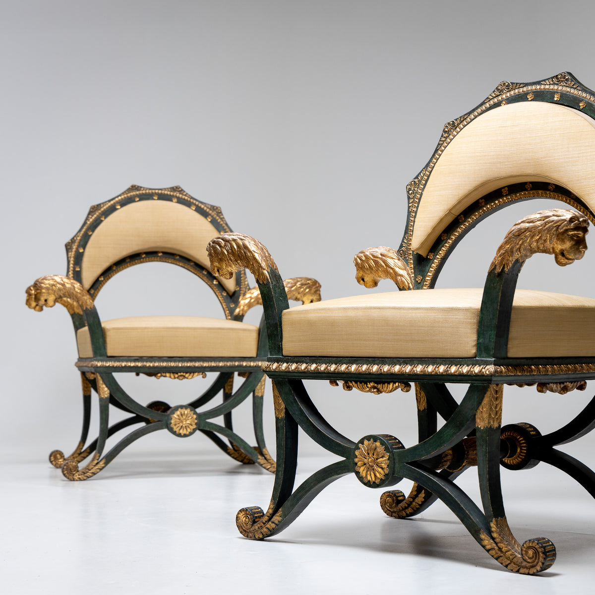 Empire Fauteuils ‘d’Officier’ mit Löwenköpfen, Budapest, circa 1805/10