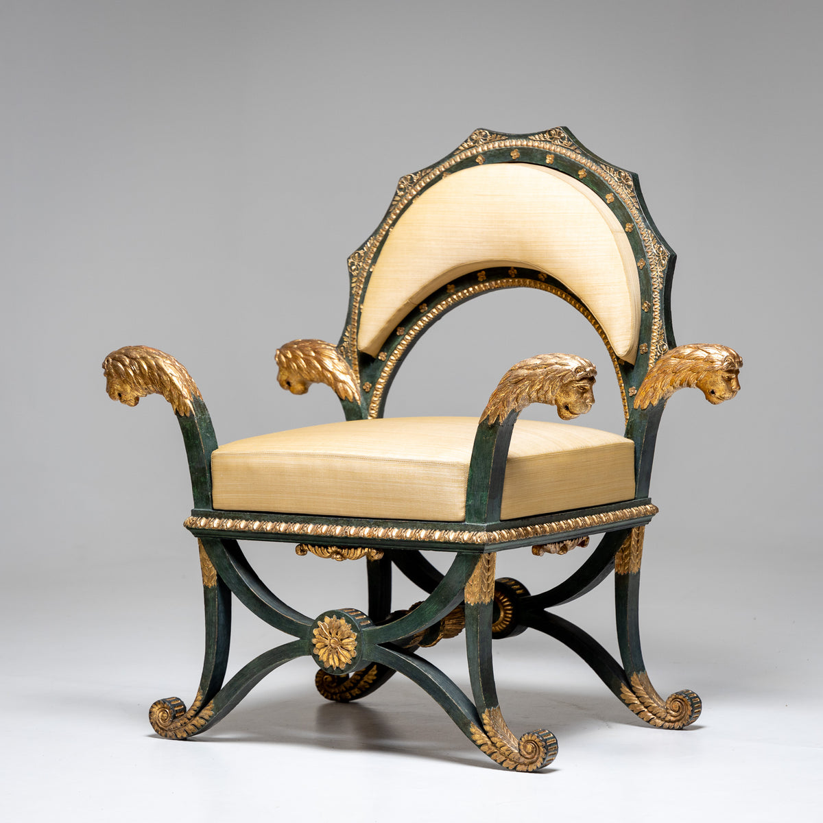 Empire Fauteuils ‘d’Officier’ mit Löwenköpfen, Budapest, circa 1805/10