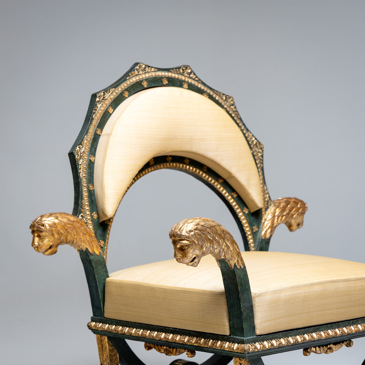 Empire Fauteuils ‘d’Officier’ mit Löwenköpfen, Budapest, circa 1805/10