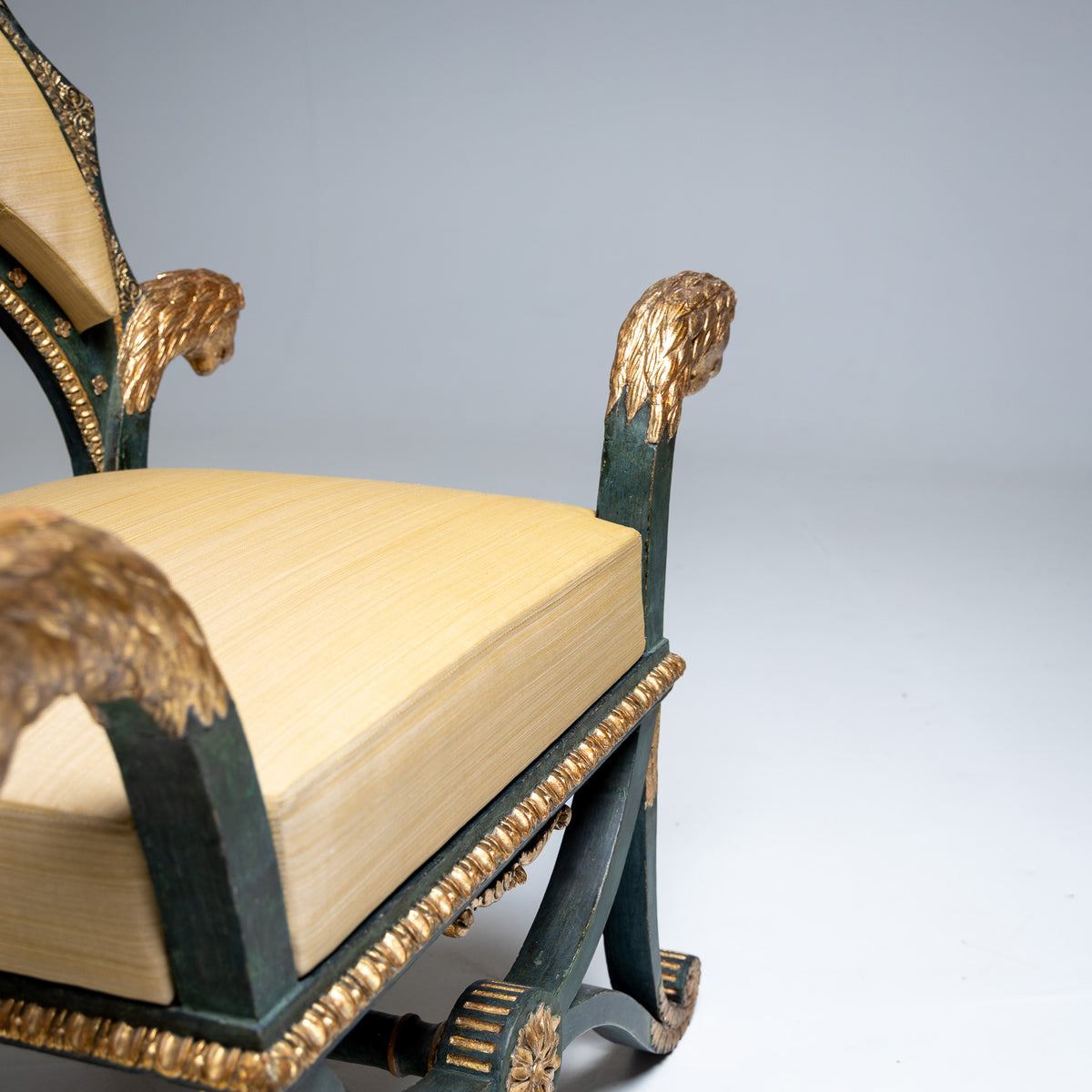 Empire Fauteuils ‘d’Officier’ mit Löwenköpfen, Budapest, circa 1805/10