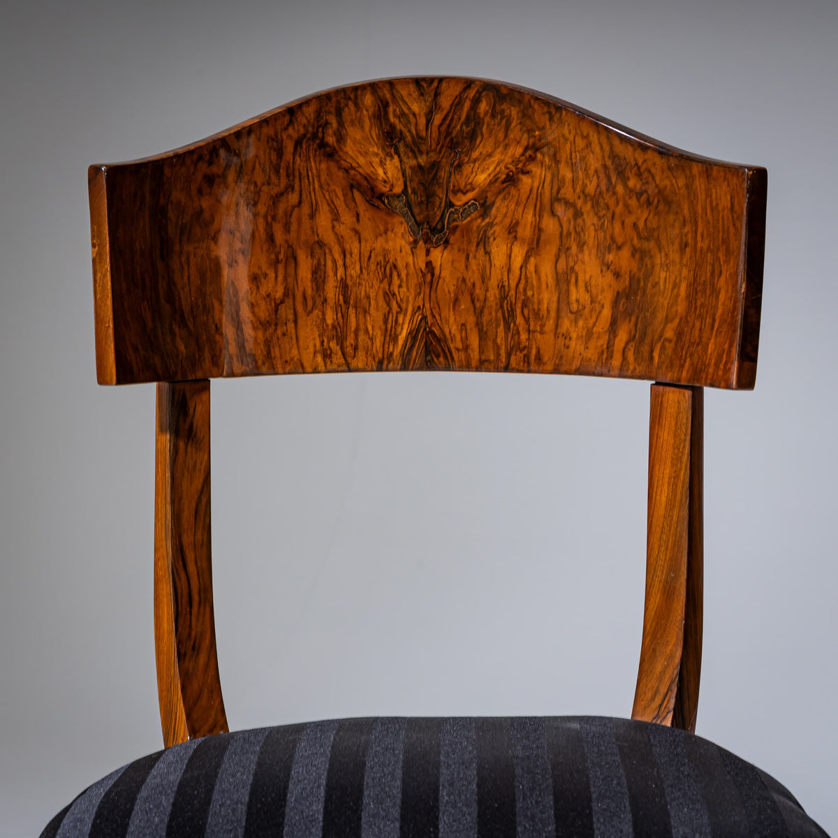 Satz von Fünf Biedermeier Schaufelstühlen aus Nussbaum, um 1830
