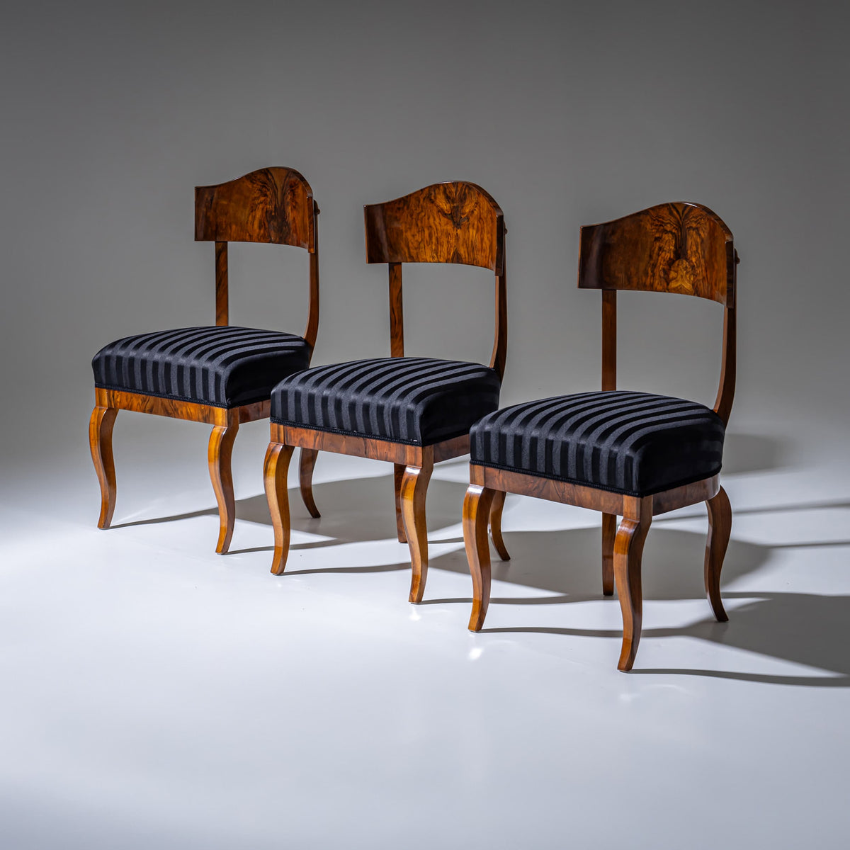 Satz von Fünf Biedermeier Schaufelstühlen aus Nussbaum, um 1830