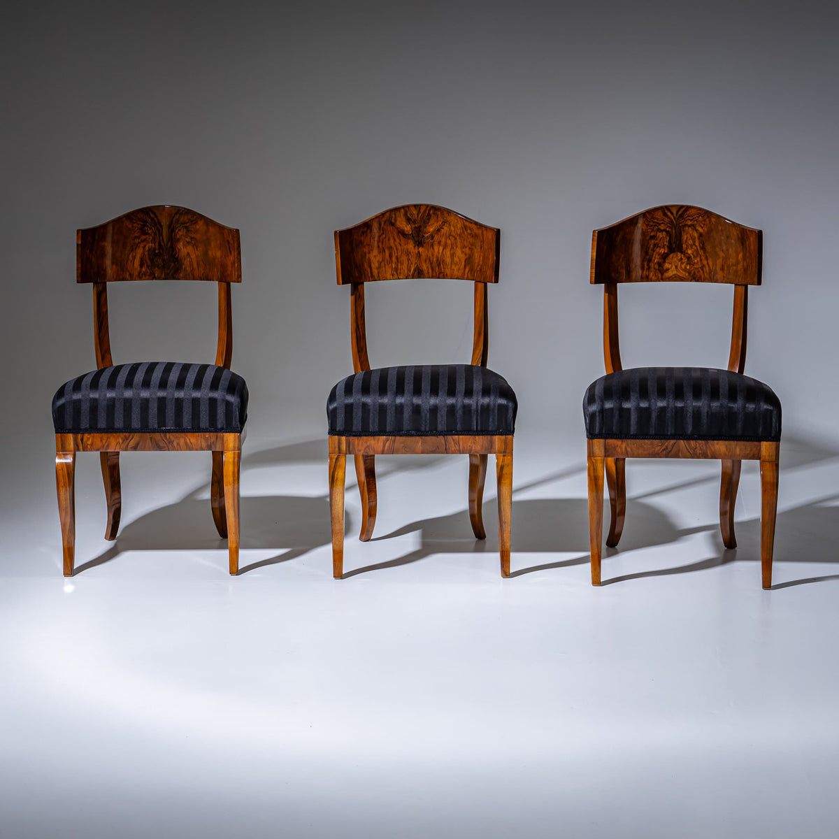 Satz von Fünf Biedermeier Schaufelstühlen aus Nussbaum, um 1830
