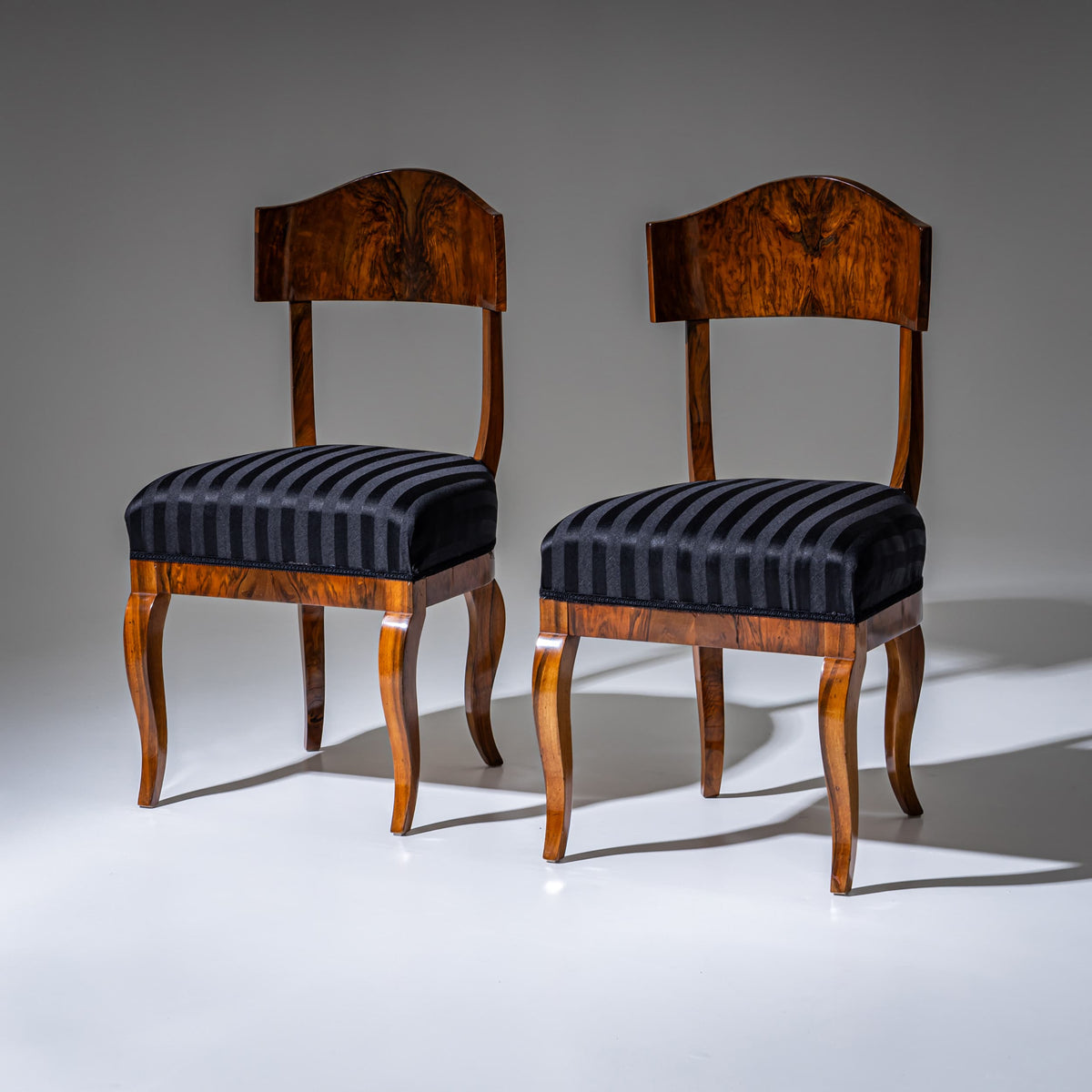 Satz von Fünf Biedermeier Schaufelstühlen aus Nussbaum, um 1830