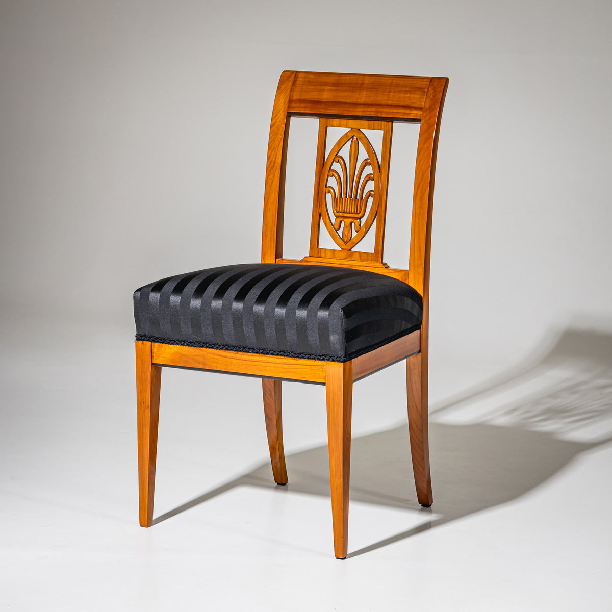 Satz von sechs Biedermeier Esszimmerstühlen, Anfang 19. Jahrhundert