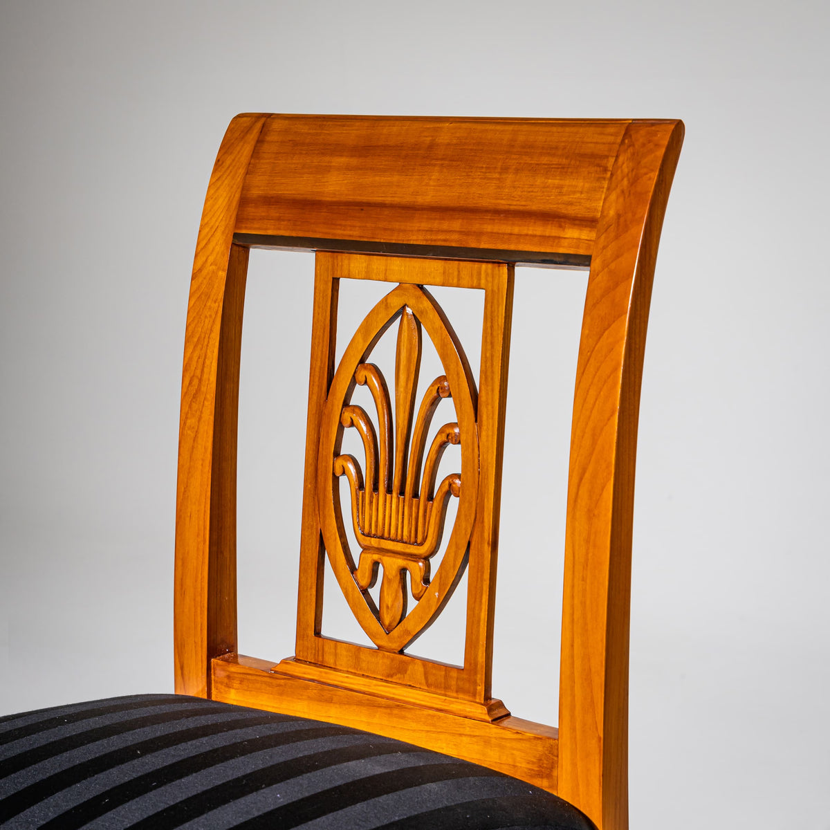 Satz von sechs Biedermeier Esszimmerstühlen, Anfang 19. Jahrhundert